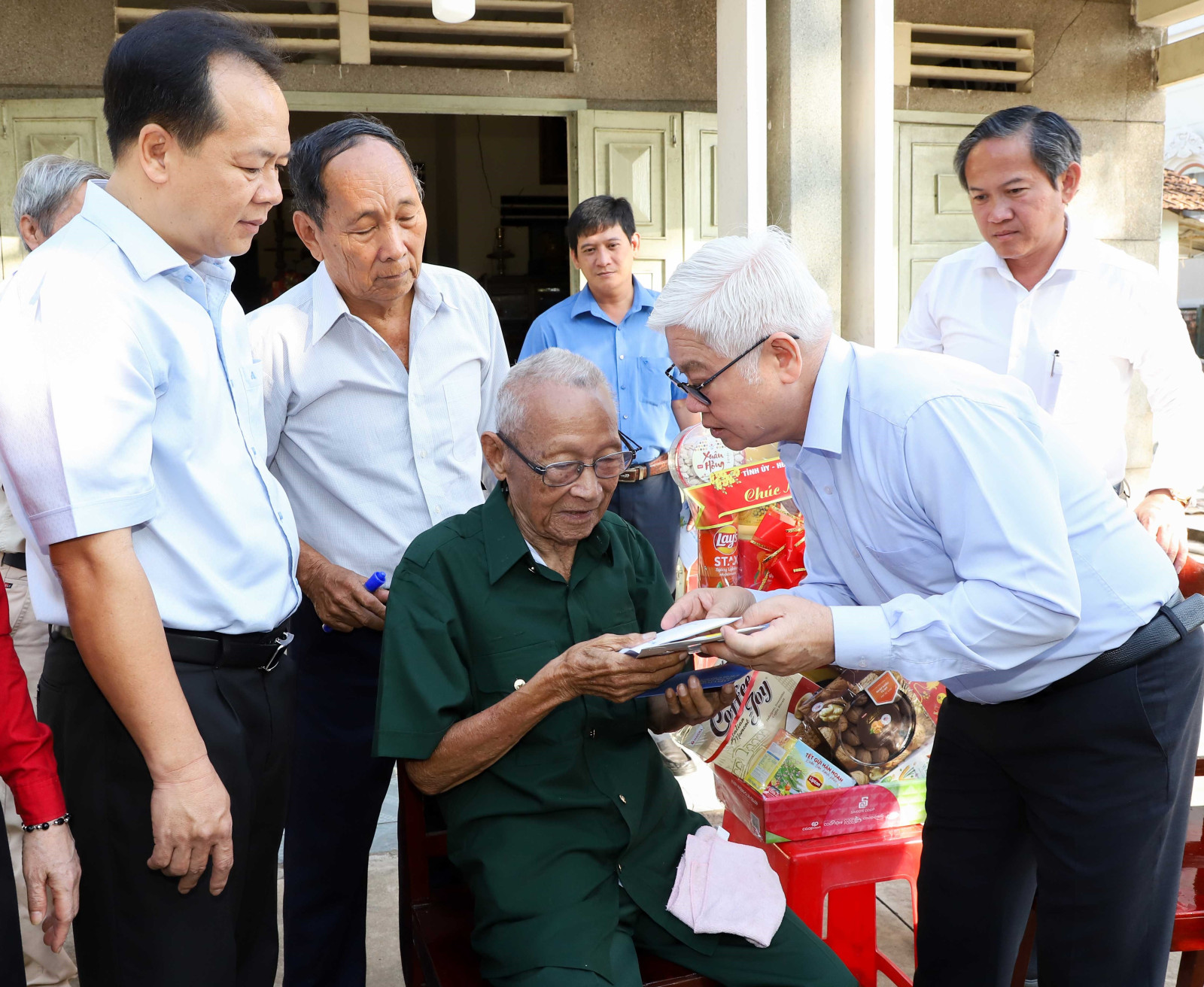 Bí thư Tỉnh ủy Nguyễn Văn Lợi và đoàn công tác thăm, tặng quà bác Nguyễn Văn Hữu (Một Hữu).